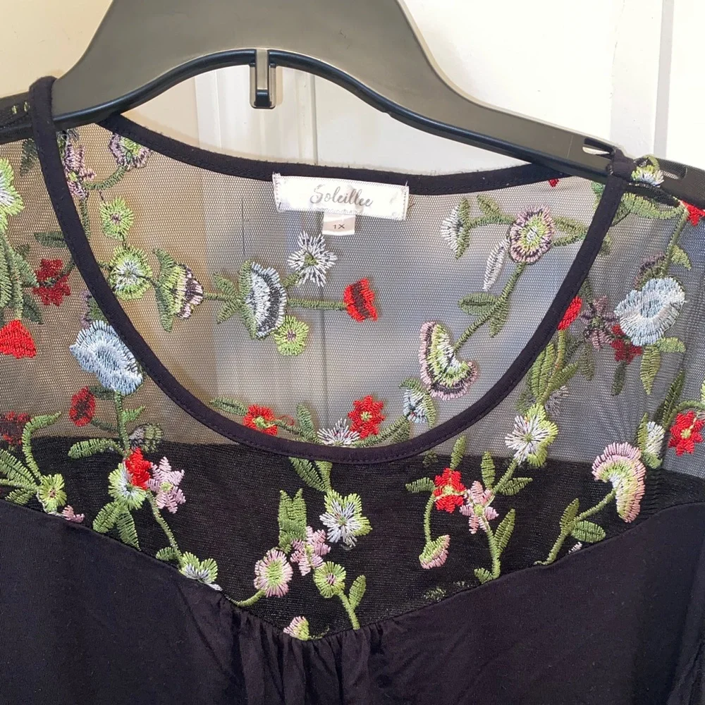 Women Sheer off the shoulder top - Picture 4 of 4